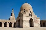 L'énorme Cour de la mosquée de Ibn Tulun, construit au IXe siècle, la plus grande et une des plus anciennes mosquées au Caire.