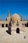 L'immense Cour de la mosquée de Ibn Tulun, construit au IXe siècle, la plus grande et une des plus anciennes mosquées au Caire
