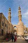 BAB Zoueila, das alte südliche Tor in die Stadt Kairo, Ägypten, überspannt eine belebten Durchgangsstraße noch nach mehr als 900 Jahren.