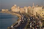 Le trafic s'accumule le long de la corniche à Alexandrie, Égypte