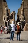 Un couple admirer énorme premier pylône du Temple de Louxor, Égypte