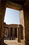 Heiroglyphs et merveilleuses sculptures couvrent les murs du temple funéraire de Ramsès III à Medinet Habu en Cisjordanie, Louxor, Égypte