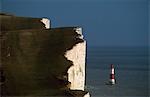 Die South Downs kommen zu einer dramatischen Kante am Beachy Kopf, in der Nähe von Eastbourne. Versand wird von der Beachy Head Leuchtturm aus gewarnt.