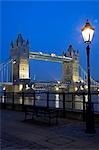 Tower Bridge de nuit. Construction du pont a commencé en 1886 et a duré 8 ans. La travée centrale peut être déclenchée pour permettre aux navires de voyager vers l'amont. Le pont se trouve à proximité de la tour de Londres, qui lui donne son nom. Il est souvent confondu avec le pont de Londres, le prochain pont en amont.
