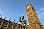 Big Ben, Westminster Bridge zu sehen. Offiziell bekannt als der Turmuhr und Teil des Palace of Westminster, bezeichnet Big Ben eigentlich die Glocke im Inneren. Der Turm der viktorianischen Gotik ist 61 m hoch und wurde 1858 fertiggestellt. Die Uhr, entworfen von Augustus Pugin, war die größte in der Welt gebaut.