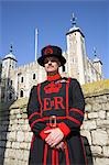 Un beafeeter en tenue traditionnelle à l'extérieur de la tour de Londres.