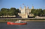 Un bateau d'excursion sur la rivière Thames passe la tour de Londres. L'entrée originale Gate du traître peut être vu sur la ligne de flottaison.