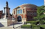 La statue du Prince Albert debout à l'extérieur de l'Albert Hall, l'une des salles de concert de premier ministre de Londres.