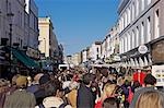 Portobello Market in Notting Hill ist bei Touristen und Einheimischen gleichermaßen beliebt.