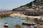 Boote vor Anker im Hafen von den alten kornischen Fischen Dorf Mousehole, Cornwall, England