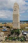 Le monument aux morts dans le village de Mousehole Cornish donne sur le port, Cornouailles, Angleterre