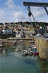 Blick auf die kornische Fischen Dorf von Mousehole von der Hafenmauer, Cornwall, England