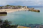 Blick auf die Bucht von der alten kornischen Fischen Dorf von St Ives, Cornwall, England