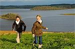 Royaume-Uni, Irlande du Nord, Fermanagh. Couple chassant l'autre lors d'une promenade à Lough Erne.