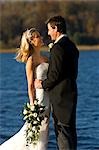 Royaume-Uni, Irlande du Nord, Fermanagh, Enniskillen. Mariée et le marié au bord du lac à leur mariage à l'hôtel Lough Erne Golf Resort. .