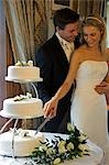 Royaume-Uni, Irlande du Nord, Fermanagh, Enniskillen. Mariée et le marié a coupé le gâteau pendant leur mariage à l'hôtel Lough Erne Golf Resort.