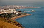 England, East Sussex, Eastbourne. Eastbourne befindet sich am östlichen Ende der South Downs, neben den berühmten Klippen von Beachy Head. Die geschützte Position der Stadt hinter der Klippe trägt zum Eastbournes Titel der sonnigste Platz in Großbritannien.