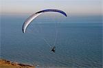 Eastbourne, East Sussex, l'Angleterre. Le parapente est un sport de vol récréatif et compétitif. Un parapente est un aéronef en vol libre, a lancé le pied. Le pilote est assis dans un harnais suspendu sous une aile de tissu, dont la forme est formée par la pression de l'air entrant dans les évents à l'avant de l'aile.