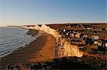 Angleterre, East Sussex, Beachy Head. Beachy Head est un promontoire de craie sur la côte sud de l'Angleterre, à proximité de la ville d'Eastbourne. La falaise il est la plus haute falaise de craie en Grande-Bretagne, s'élevant à 162 m (530 mètres) au-dessus du niveau de mer. Le pic permet aux vues de la côte sud-est de Dungeness à l'est, à Selsey Bill à l'Ouest.