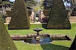 Angleterre, Dorset. Athelhampton House est l'un des plus beaux exemples d'architecture domestique du XVe siècle dans le pays. Médiéval en style principalement et entouré de murs, de l'eau caractéristiques et tribunaux isolée. Ici l'art topiaire de la grande cour est un chef-d'oeuvre de Francis Inigo Thomas.