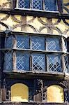 Stokesay Schloß, am Stokesay, eine Meile südlich von der Stadt Craven Arms in South Shropshire, England, Shropshire ist die älteste befestigte Herrenhaus in England, aus dem 12. Jh. und von England Erbe verwaltet wird. Detail der klassischen mittelalterlichen Architektur das Torhaus wird hervorgehoben.