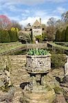 England, Dorset. Mapperton House ist ein romantisches Tal tief in eine verlorene Dorset Combe unter taumelnde Berge und die unberührte Landschaft Garten. Die Gärten steigen aus dem großen Rasen, durch die formale Topiari hinunter Waldgarten. Pevsner der Dorset-Führer rechnet, dass eine mehr bezaubernde herrschaftliche Gruppe als Mapperton kann es kaum sein.