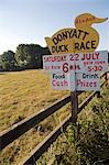England, Somerset, Donyatt. Straßenschild Seite Werbung Nächstenliebe duck Race - eine traditionelle Sommer Fundraising-Aktivitäten in diesem Gebiet.