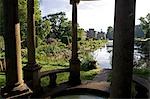 Angleterre, Dorset, Thorncombe. Forde Abbey fait partie de la frontière entre le Dorset et Somerset. Son élégant ancien monastère cistercien et ses 12 hectares de jardins gagnante de prix situées dans une région de beauté naturelle exceptionnelle en font un des lieux touristiques de l'ouest du Dorset. Le Tempietto ionique surplombe l'étang Long.