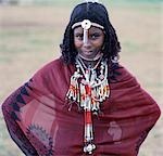 Une fille de loin avec des cheveux tressé a scarification très visible sur les joues. La scarification est pratiquée dans seulement quelques sections de sa tribu. Fier et farouchement indépendant, peuple nomade Afar vivre dans les déserts de basse altitude de l'Éthiopie.