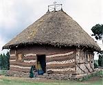 Une maison au toit de chaume traditionnelle joliment décorée appartenance à une communauté chrétienne orthodoxe dans les hauts plateaux éthiopiens, au nord-est d'Addis-Abeba. La plupart des gens Amhara vivent sur les hauts plateaux éthiopiens adhèrent à la foi orthodoxe éthiopienne. L'Ethiopie est nation chrétienne plus ancienne de l'Afrique.