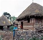 Une maison au toit de chaume traditionnelle joliment décorée appartenance à une communauté chrétienne orthodoxe dans les hauts plateaux éthiopiens, au nord-est d'Addis-Abeba. La plupart des gens Amhara vivent sur les hauts plateaux éthiopiens adhèrent à la foi orthodoxe éthiopienne. L'Ethiopie est nation chrétienne plus ancienne de l'Afrique.