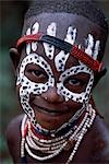 Une jeune fille de Karo exhibe son maquillage attirant vers le haut. Une petite tribu Omotic associés à Hamar, qui vivent le long des rives du fleuve Omo en Éthiopie le sud-ouest, le Karo sont renommés pour leur peinture sur corps élaborés à l'aide de craie blanche, la pierre concassée et autres pigments naturels.