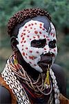 Une femme de Karo exhibe sa peinture de visage, couches de colliers et de coiffure de style avec la boue et ocre. Une petite tribu Omotic associés à Hamar, qui vivent le long des rives du fleuve Omo en Éthiopie le sud-ouest, le Karo sont renommés pour leur peinture sur corps élaborés à l'aide de craie blanche, la pierre concassée et autres pigments naturels.