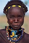 Une jeune fille de Dassanetchs porte une belle palette de colliers de perles. Beaucoup la plus grande des tribus dans la vallée de l'Omo numérotation environ 50 000, les Dassanetchs (également connu sous le nom Galeb, Changila ou Merille) est les agriculteurs et les éleveurs nilotiques.