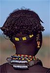 Une jeune fille de Dassanetchs porte une belle palette de colliers de perles, certains attachées à l'arrière par anneaux en métal doré et un bandeau perlé. Ses oreilles sont percées à plusieurs reprises, les trous sont ouverts de petits bouchons en bois. Beaucoup la plus grande des tribus dans la vallée de l'Omo numérotation environ 50 000, les Dassanetchs (également connu sous le nom Galeb, Changila ou Merille) est les agriculteurs et les éleveurs nilotiques.