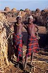 Deux jeunes garçons Dassanetchs sport coiffures élaborées d'argile dans leur colonie à côté de la rivière Omo. Beaucoup la plus grande des tribus dans la vallée de l'Omo numérotation environ 50 000, les Dassanetchs (également connu sous le nom Galeb, Changila ou Merille) est les agriculteurs et les éleveurs nilotiques.