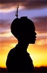 Un jeune garçon Dassanetchs silhouetté sur le ciel du soir à son établissement à côté de la rivière Omo. Beaucoup la plus grande des tribus dans la vallée de l'Omo numérotation environ 50 000, les Dassanetchs (également connu sous le nom Galeb, Changila ou Merille) est les agriculteurs et les éleveurs nilotiques.