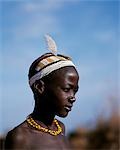 Un jeune garçon Dassanetchs avec une coiffure élaborée d'argile et le bandeau de perles à son village dans le Delta de l'Omo. Beaucoup la plus grande des tribus dans la vallée de l'Omo numérotation environ 50 000, les Dassanetchs (également connu sous le nom Galeb, Changila ou Merille) et nilotiques pasteurs et agriculteurs.