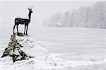 Statue en bronze d'antilopes slovène dans la neige