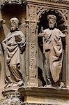 Sculpté de figurines de deux des douze apôtres qui entourent l'élégant portail sculpté de l'église du XVIe siècle de Santo Tomas à Haro.