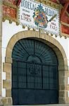 Die Tür eines der Lager Weingut am alten Bahnhof Abstellgleis in Haro, die früher von den Weingütern den Rioja-Wein von Bilbao zu transportieren