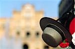 Ein spanischer Gaucho Hut hängt vor der Plaza de España in Sevilla