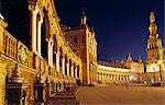 Der große halbrunde Plaza de España in Sevilla. Das große Gebäude, Brunnen und Kacheln des Komplexes wurden für 1929 Spanisch Amerika Messe gebaut.