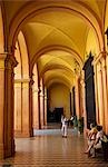 Les touristes apprécier la grandeur et la magficence du Palais Real Alcazar, Séville, Espagne