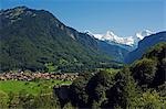 La chaîne de montagnes Jungfrau se situe au-dessus de la vallée de Interlaken, Interlaken, Jungfrau Region, Suisse