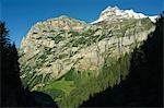 Le sommet de la Jungfrau s'élève au-dessus de la vallée de Interlaken, Interlaken, Jungfrau Region, Suisse