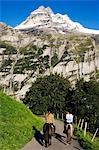 Deux filles chevauchant des poneys sous le sommet de la Jungfrau, Interlaken, Jungfrau région, Suisse