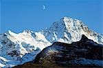 La lune se lève au-dessus de la Jungfrau Mountain Range, Interlaken, Jungfrau région, Suisse