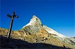 Un marqueur de voie Matterhorn (4477m) à l'intersection du sentier, Zermatt, Valais, Suisse