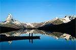 Das Matterhorn (4477m). Reflexion des Mountian in einen kleinen See, Zermatt, Wallis, Schweiz